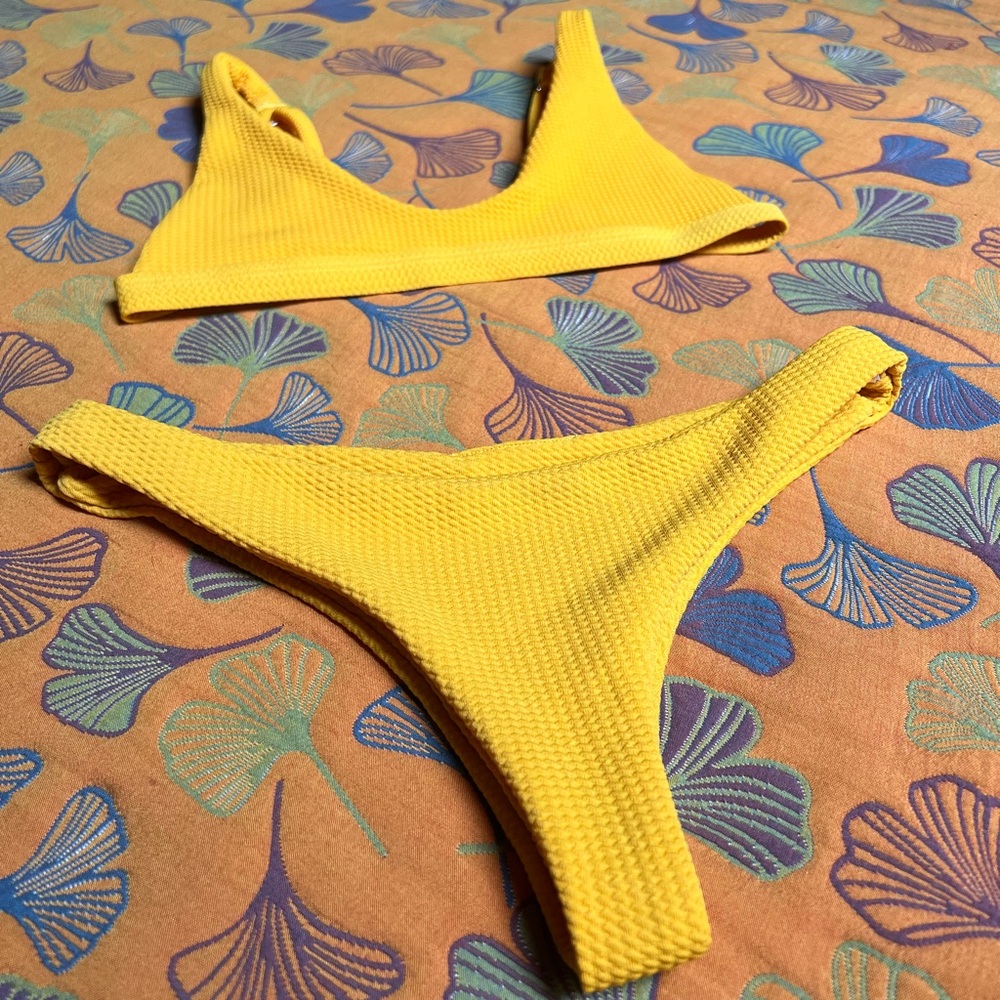 Cute bikini - Picture 2 of 11